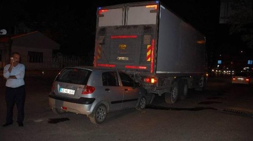 Otomobil Kamyona &Ccedil;arptı: 1 Yaralı