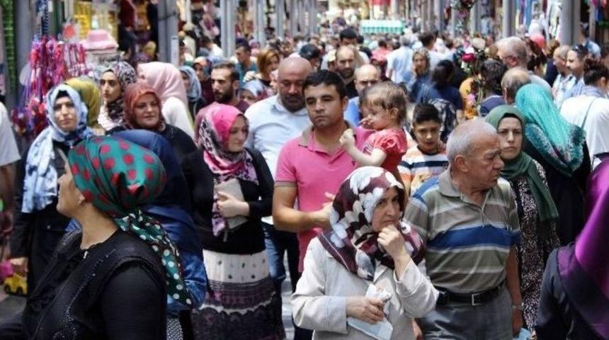 Tarihi &Ccedil;arşıda Bayram Bereketi