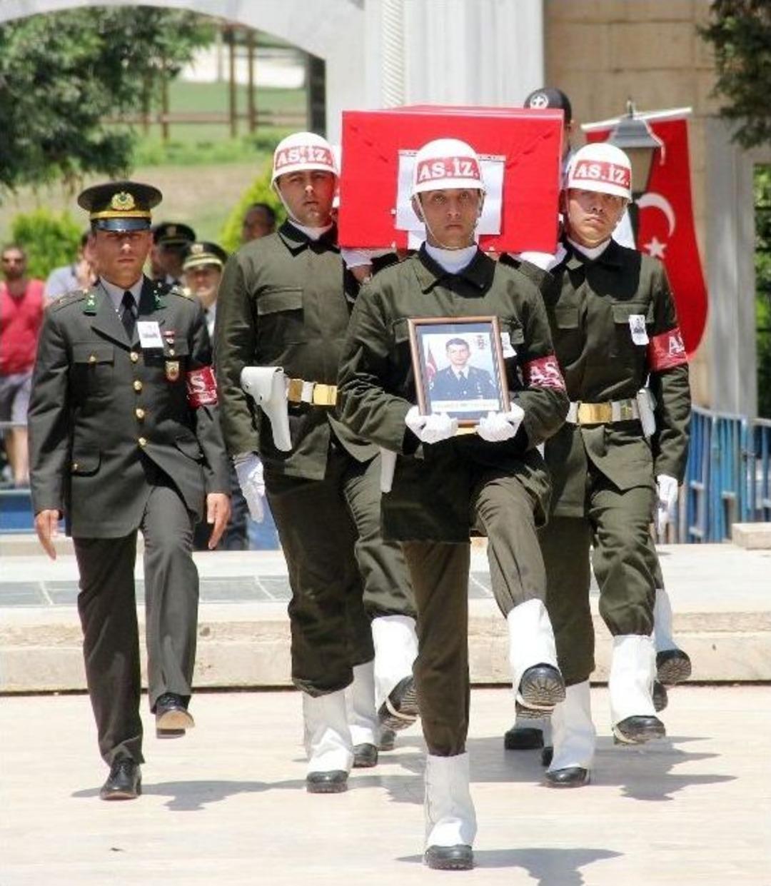 Şehit Eşini Asker Selamıyla Uğurladı