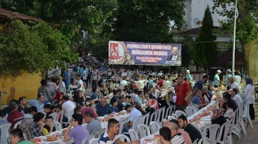 İstiklal Mahallesi Sakinleri Oru&ccedil;larını Hep Birlikte A&ccedil;tı