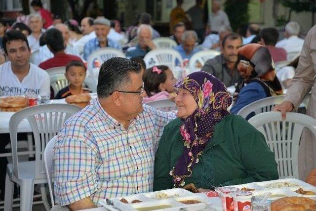 İstiklal Mahallesi Sakinleri Oruçlarını Hep Birlikte Açtı