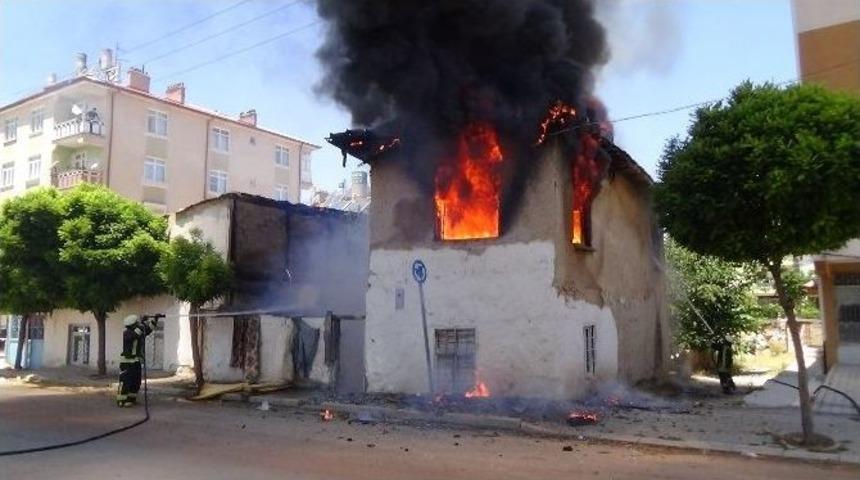 Karaman&rsquo;da İki Katlı Ev Yanarak K&uuml;l Oldu