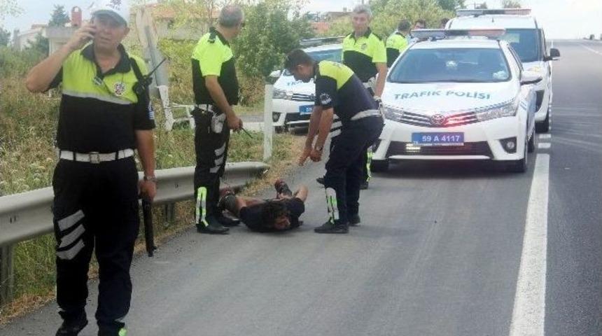 Polisten Ka&ccedil;an Otomobil S&uuml;r&uuml;c&uuml;s&uuml; Kıskıvrak Yakalandı