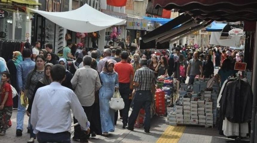 Terminal Ve &Ccedil;arşıda Bayram Yoğunluğu