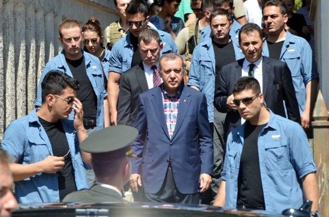 Cumhurbaşkanı Erdoğan Anne Ve Babasının Kabrini Ziyaret Etti