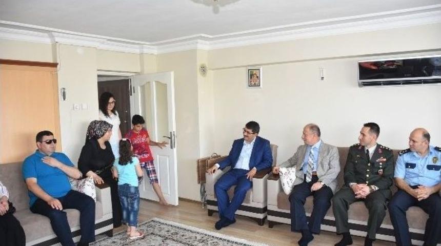 Şehzadeler İl&ccedil;e Protokol&uuml; Gaziler Ve Şehit Aileleri İle Bayramlaştı