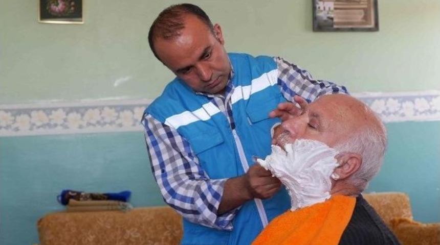 Belediye Personeli Bayram &Ouml;ncesi Yaşlıları Evlerinde Traş Etti