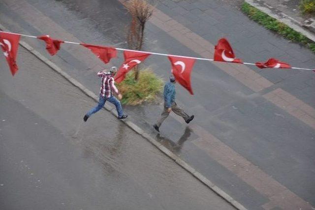 Kars’ta Sağanak Yağmur Caddeleri Sular Altında Bıraktı