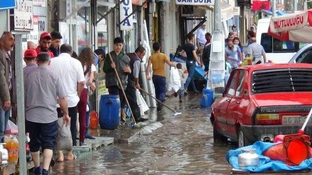 Kars’ta Sağanak Yağmur Caddeleri Sular Altında Bıraktı