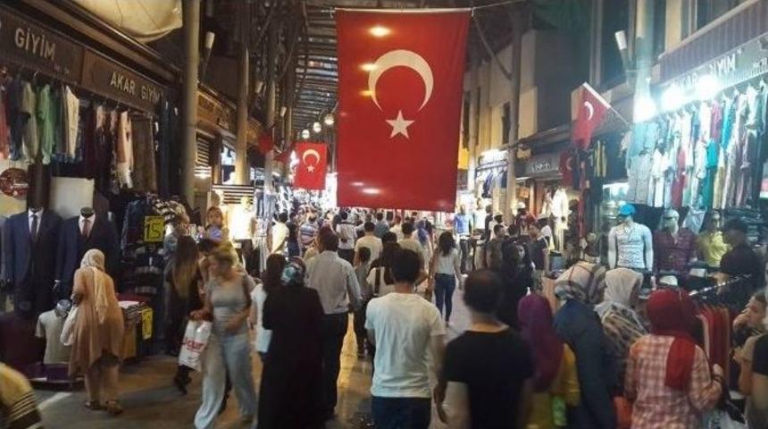 Bursalılar İftar Sonrası &Ccedil;arşıya Akın Etti