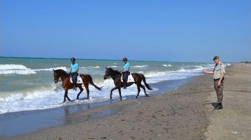 Ala&ccedil;am Sahilinde Atlı Jandarma G&ouml;revde