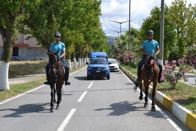 Alaçam Sahilinde Atlı Jandarma Görevde