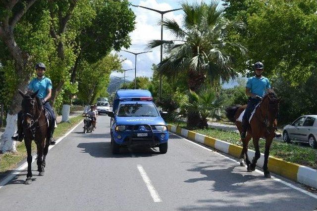 Alaçam Sahilinde Atlı Jandarma Görevde