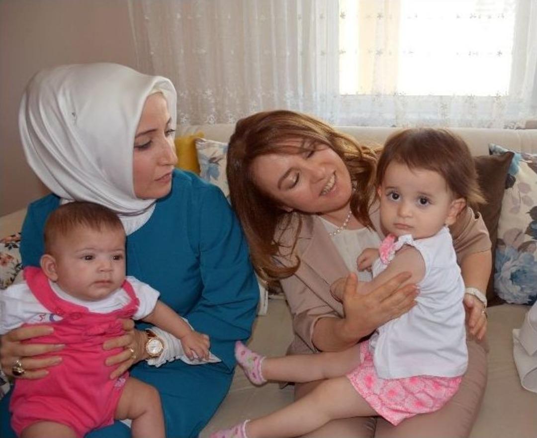 Bakan T&uuml;fenkci&rsquo;nin Eşi Esra T&uuml;fenkci Yaşlıları Ve &Ccedil;ocukları Ziyaret Etti