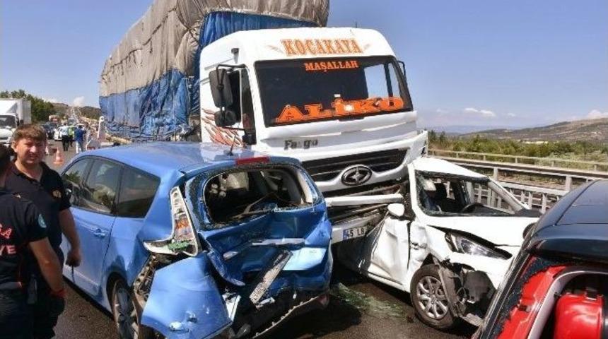 Akhisar&rsquo;da Zincirleme Kaza: 7 Yaralı