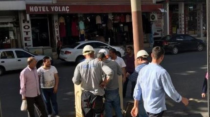 Elektrik Kesintisi Mahalle Sakinlerinin Tepkisine Neden Oluyor