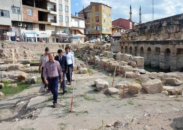 Yozgat Valisi Yurtnaç, Tarihi Roma Hamamı’nı İnceledi