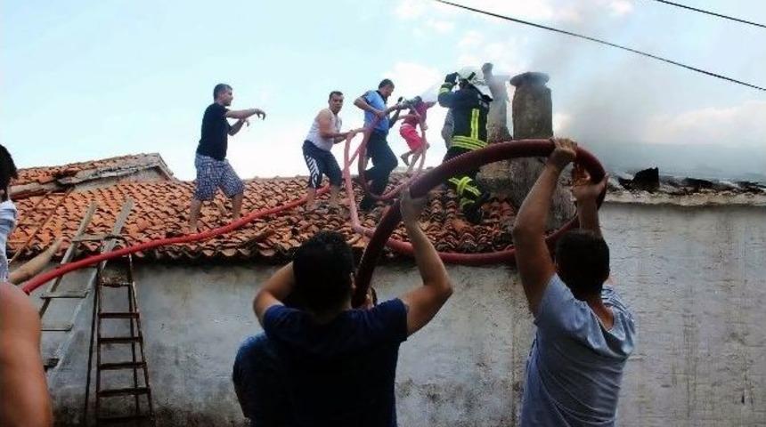 Mahalleli İtfaiyeye Omuz Verdi