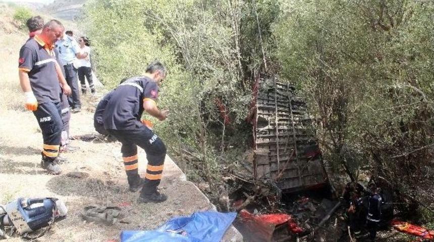Niğde&rsquo;de Tır U&ccedil;uruma Yuvarlandı: 2 &Ouml;l&uuml;