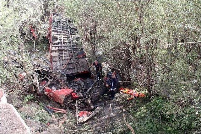 Niğde’de Tır Uçuruma Yuvarlandı: 2 Ölü