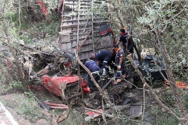 Niğde’de Tır Uçuruma Yuvarlandı: 2 Ölü