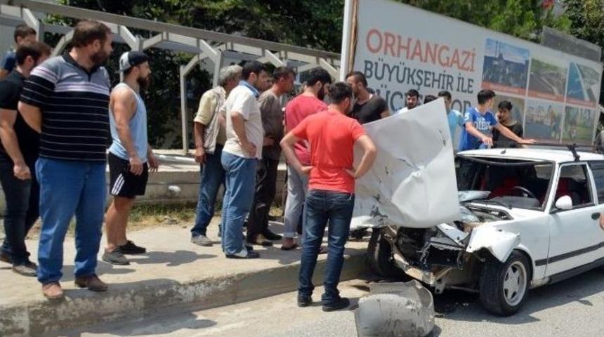 Otomobil, Kamyona &Ccedil;arptı: 1 Yaralı