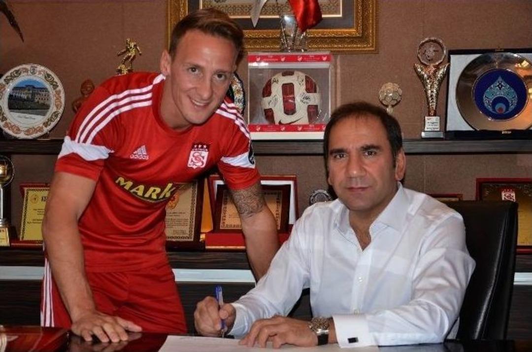 Sivasspor, 6 Futbolcuyla Resmi S&ouml;zleşme İmzaladı