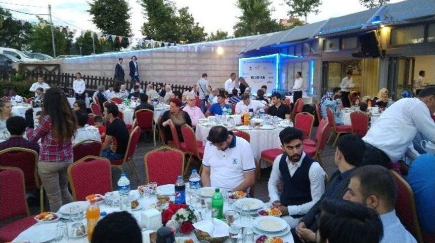 14 &Uuml;lkeden M&uuml;sl&uuml;manlar Bursa&rsquo;da İftar Yaptı
