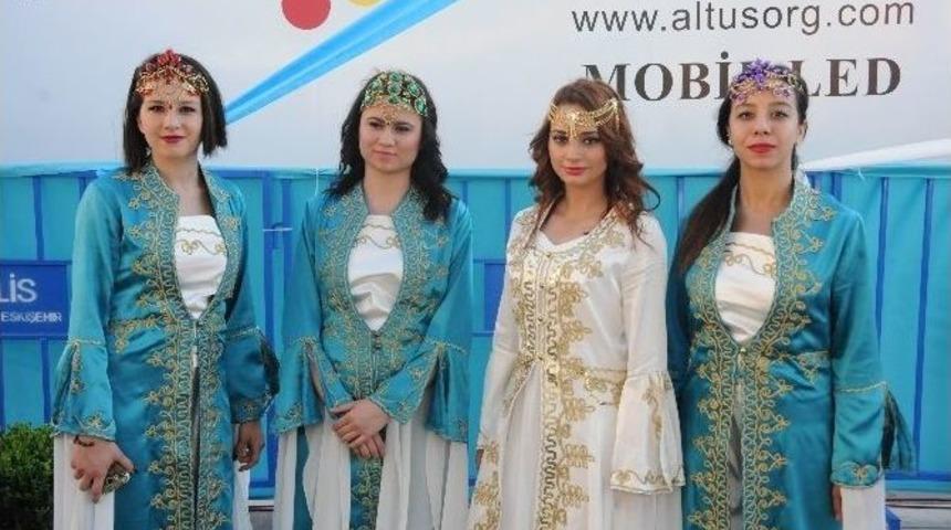 Başbakan&rsquo;ı Karşılamak İ&ccedil;in Geleneksel Kıyafet Giydiler