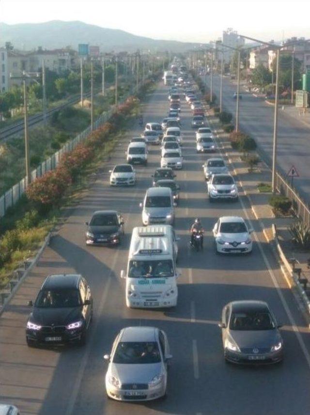 Akhisar’da Bayram Trafiği Çilesi