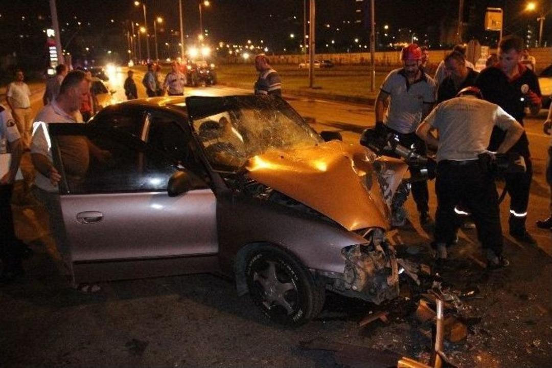 Otomobil Tankerle &Ccedil;arpıştı: 3&rsquo;&uuml; Ağır 4 Yaralı