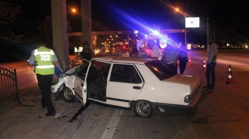 Otomobil &Uuml;st Ge&ccedil;ide &Ccedil;arptı: 4 Yaralı