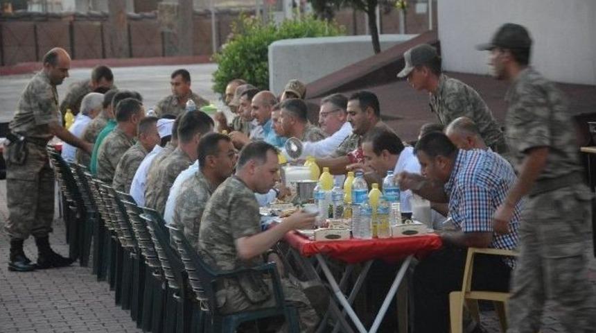Kaplan, Askerlerle İftar Yemeğinde Buluştu