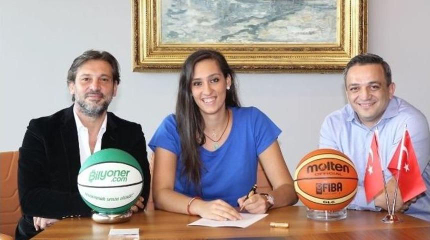 Yakın Doğu &Uuml;niversitesi Gizem Başaran İle Anlaştı