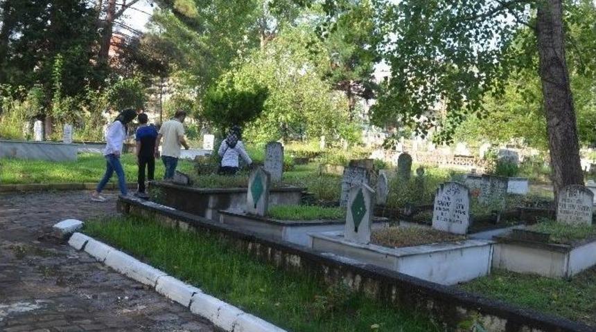 Arefe G&uuml;n&uuml; Vatandaşlar Mezarlıklara Akın Etti
