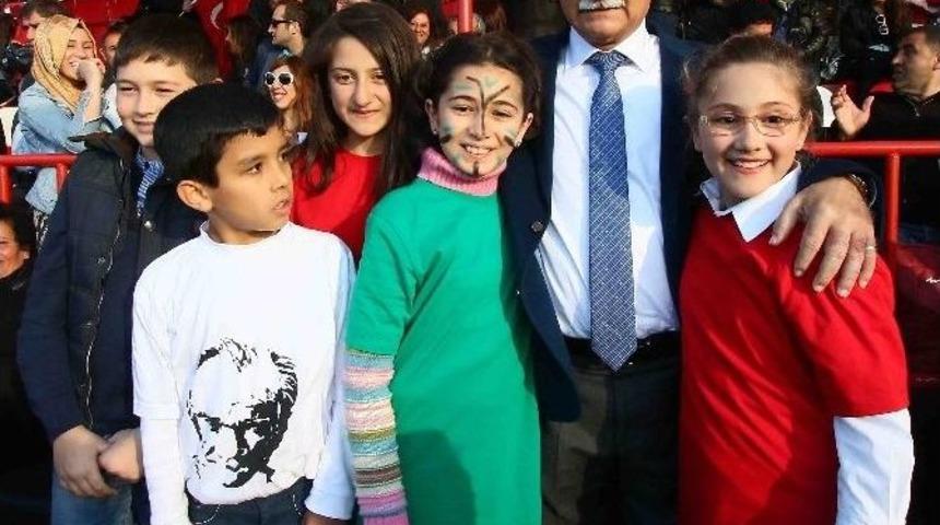 Bayramlıklar Başkan Amcadan