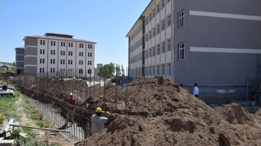 Kaymakam İzci, İmam Hatip Lisesi İnşaatı Yerinde İncelendi