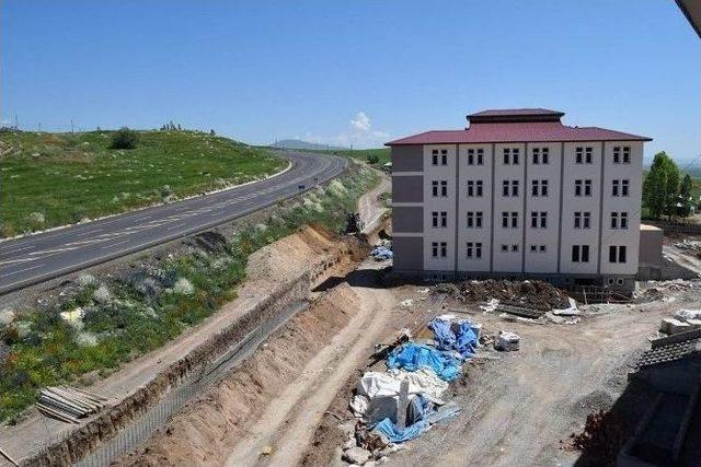 Kaymakam İzci, İmam Hatip Lisesi İnşaatı Yerinde İncelendi