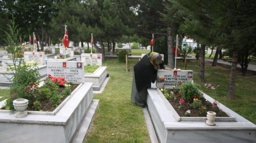 Şehitlikte H&uuml;z&uuml;nl&uuml; Arefe