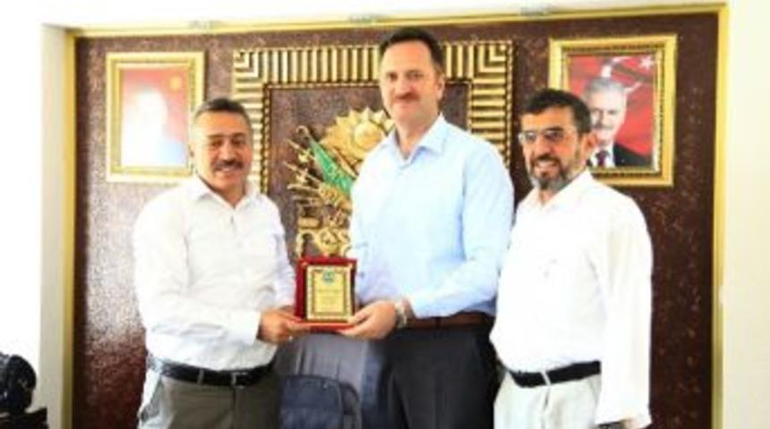 Başkan Tutal&rsquo;a Teşekk&uuml;r Plaketi