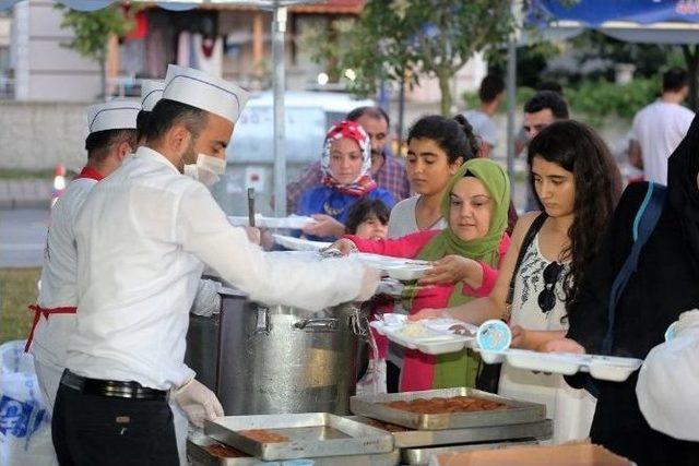 Başiskele’de 19 Günde 74 Bin Kişi Birlikte İftar Açtı