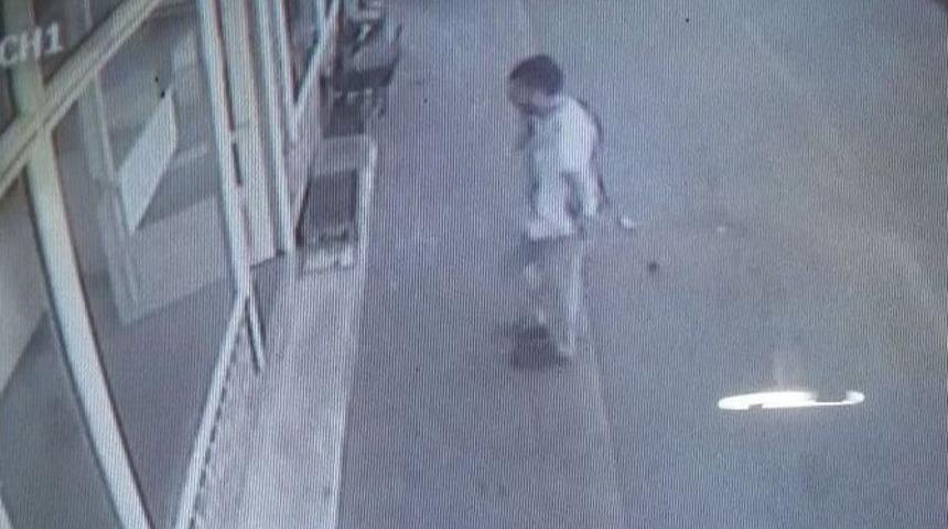 Bağış Yapacağım Deyip Sadaka Kutusunu &Ccedil;aldı