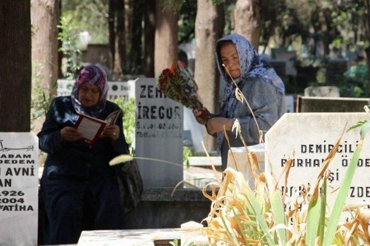 Mezarlıklara Ziyaretçi Akını G1