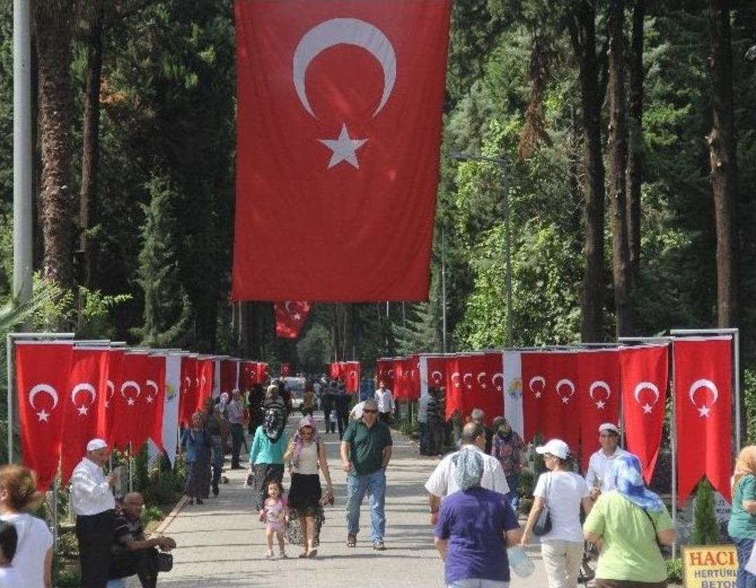 Bayram Arifesinde Mezarlığa Akın Ettiler