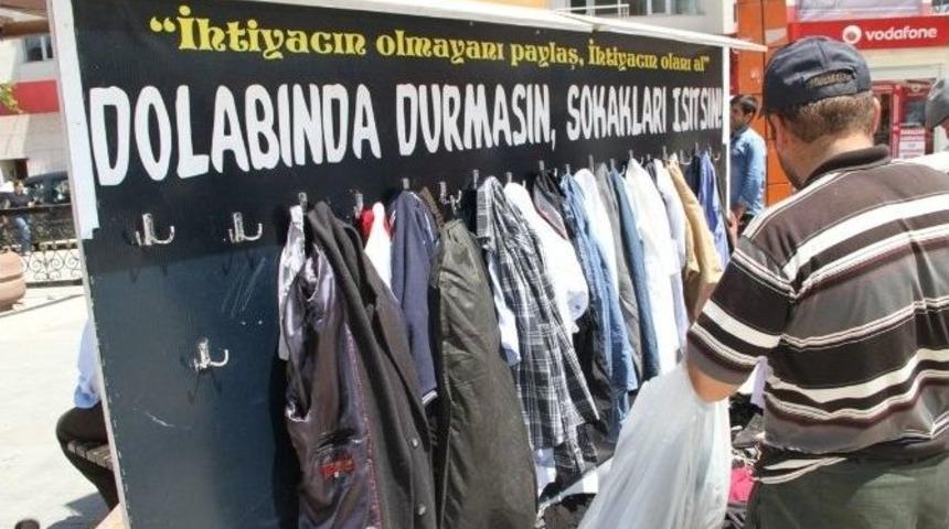 Van&rsquo;da, "askıda Elbise" Standı Yoksulları Sevindiriyor