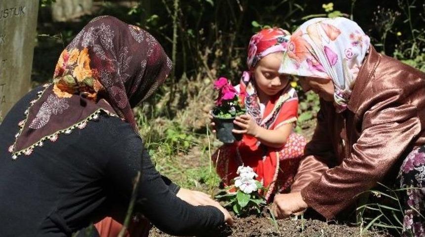 Mezarlıklar Arife G&uuml;n&uuml; Ziyaret&ccedil;i Akınına Uğradı