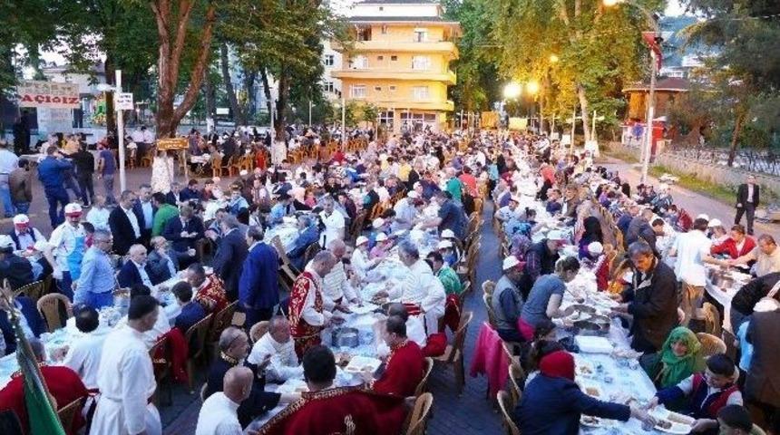 Trabzon B&uuml;y&uuml;kşehir Belediyesi&rsquo;nin G&ouml;n&uuml;l Sofraları On Binleri Bir Araya Getirdi