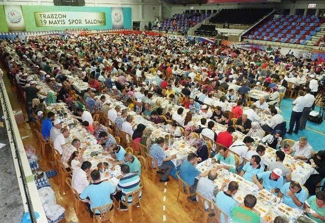 Trabzon Büyükşehir Belediyesi’nin Gönül Sofraları On Binleri Bir Araya Getirdi