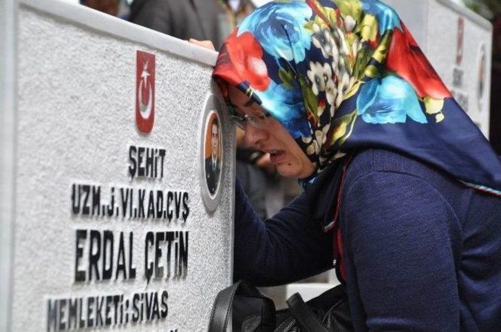 Şehit Eşinin Mezarı Başından Ayrılamadı G1