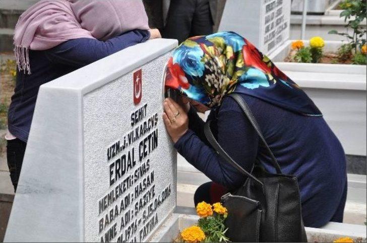 Şehit Eşinin Mezarı Başından Ayrılamadı G2